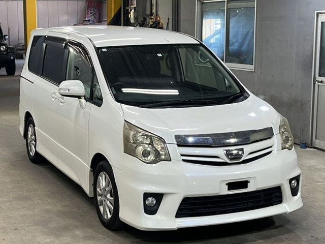 TOYOTA NOAH 2010