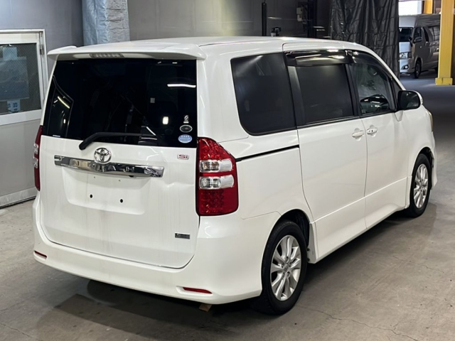 TOYOTA NOAH 2010