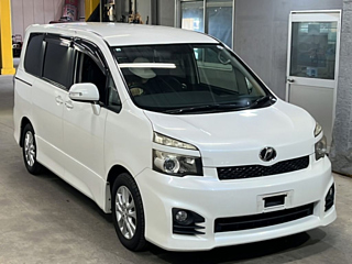 TOYOTA VOXY 2010