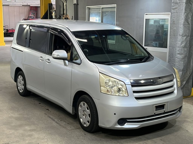 TOYOTA NOAH 2008