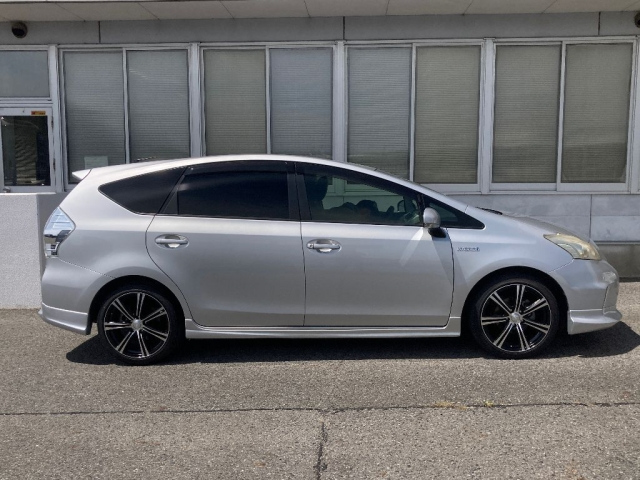 TOYOTA PRIUS ALPHA 2012
