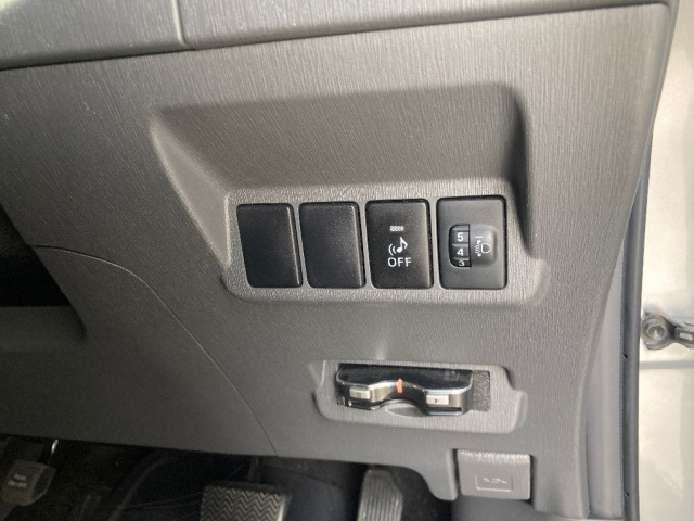 TOYOTA PRIUS ALPHA 2012