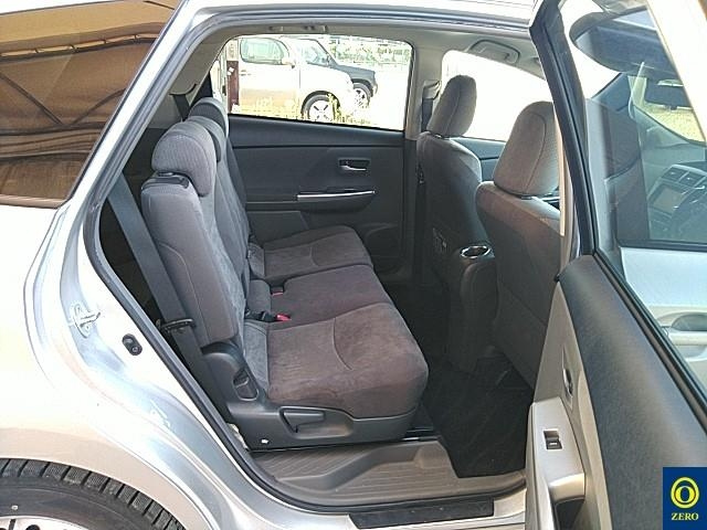 TOYOTA PRIUS ALPHA 2012