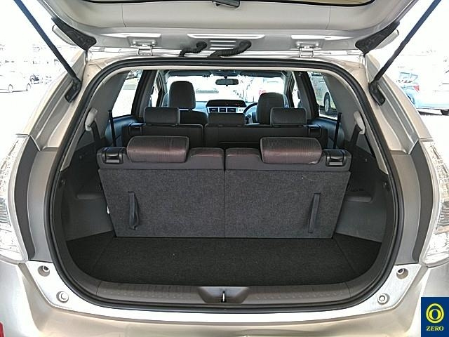 TOYOTA PRIUS ALPHA 2012
