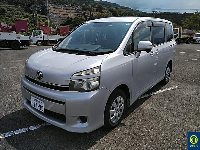 TOYOTA VOXY 2010
