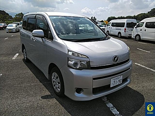 TOYOTA VOXY 2010