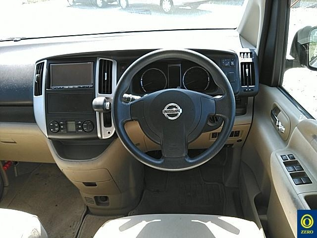 NISSAN SERENA 2010
