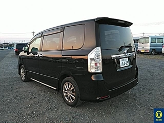 TOYOTA VOXY 2013