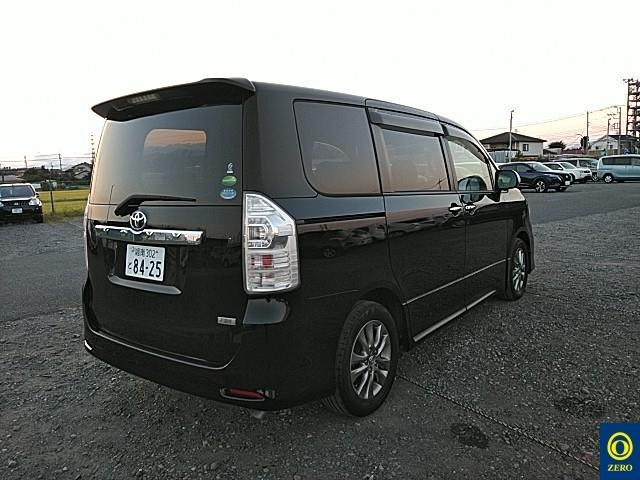 TOYOTA VOXY 2013