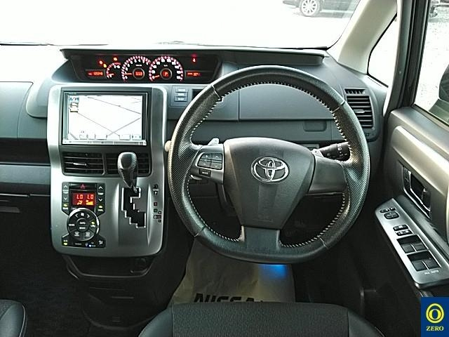 TOYOTA VOXY 2013