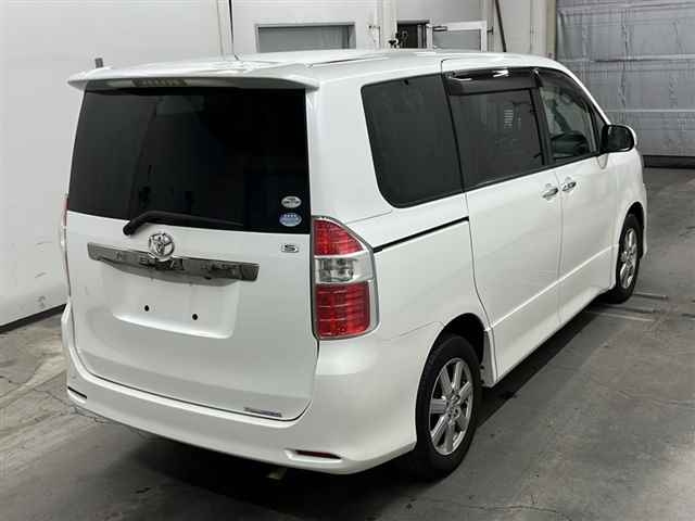 TOYOTA NOAH 2009