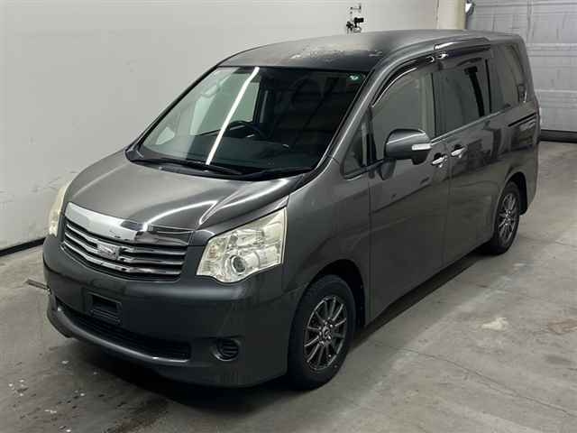 TOYOTA NOAH 2010