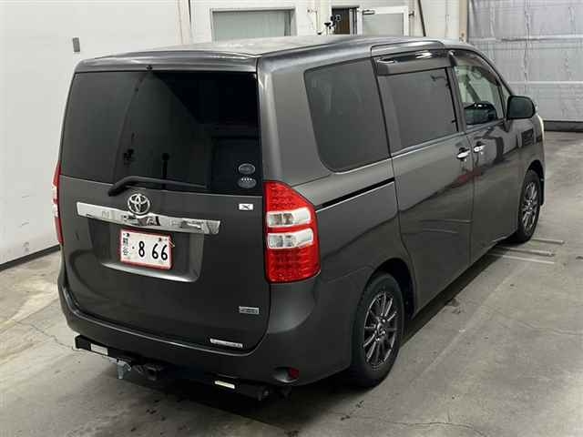 TOYOTA NOAH 2010