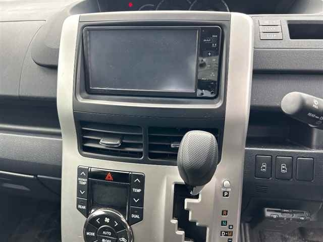 TOYOTA NOAH 2010