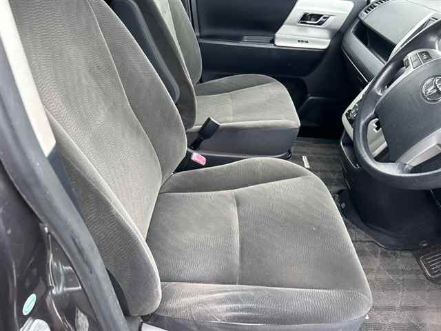 TOYOTA NOAH 2010