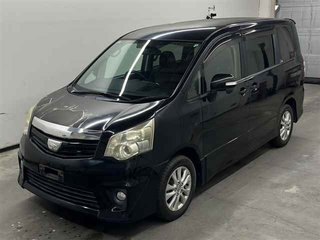 TOYOTA NOAH 2010