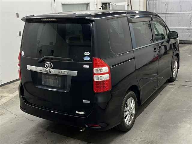 TOYOTA NOAH 2010