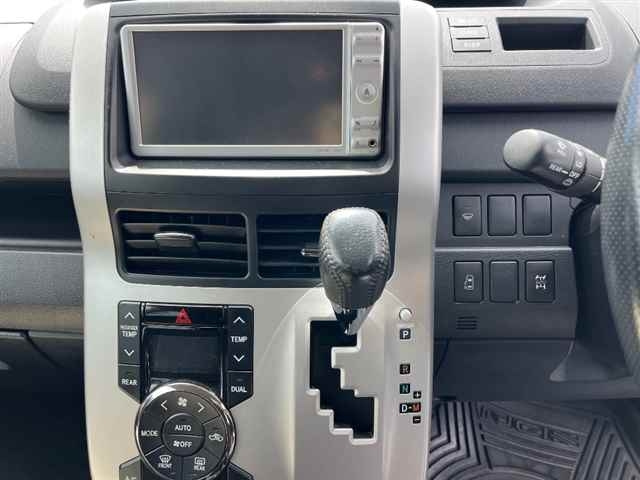 TOYOTA NOAH 2010