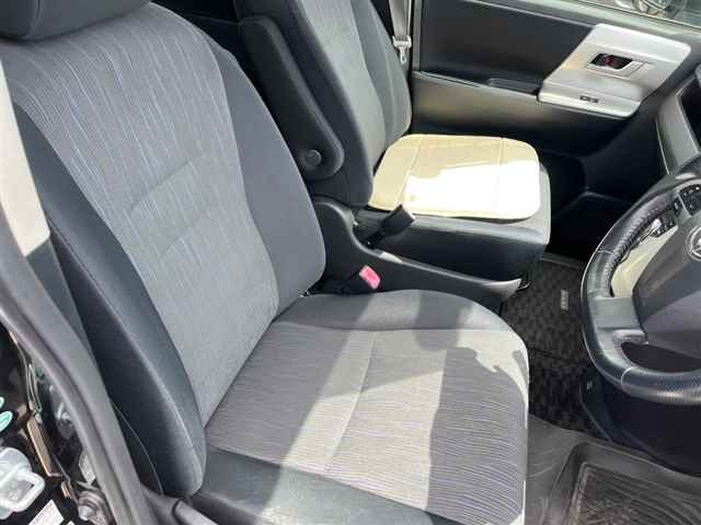 TOYOTA NOAH 2010