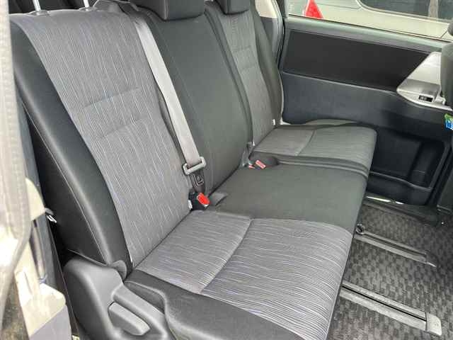 TOYOTA NOAH 2010