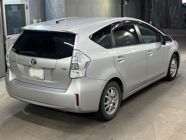 TOYOTA PRIUS ALPHA 2011