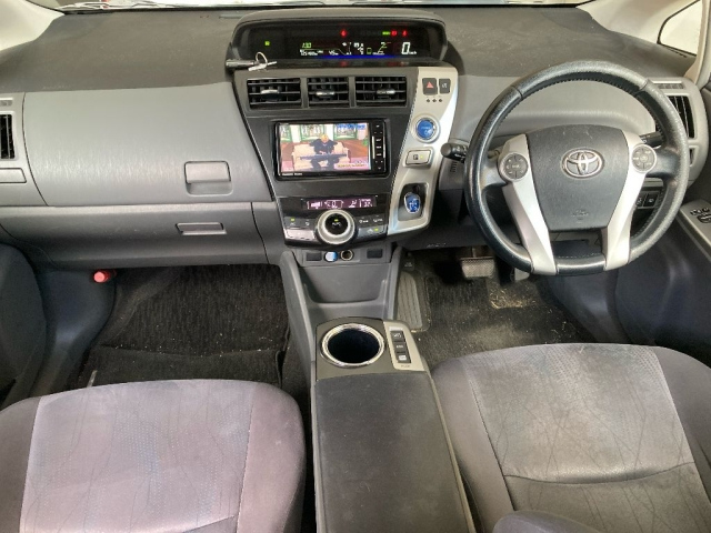 TOYOTA PRIUS ALPHA 2011