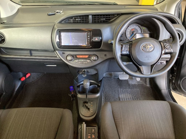 TOYOTA VITZ 2017