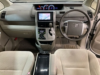 TOYOTA NOAH 2011