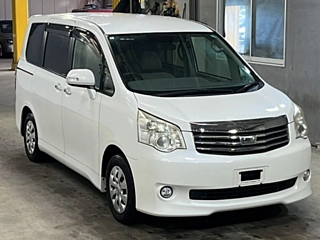 TOYOTA NOAH 2011