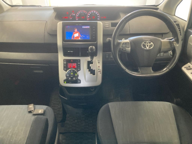 TOYOTA VOXY 2011