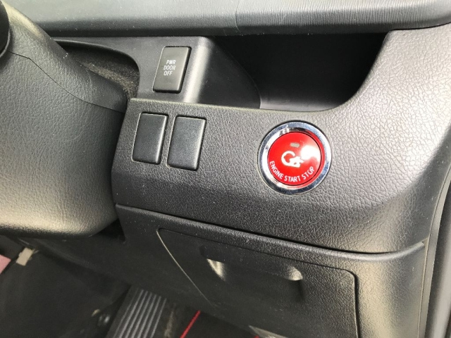 TOYOTA NOAH 2012