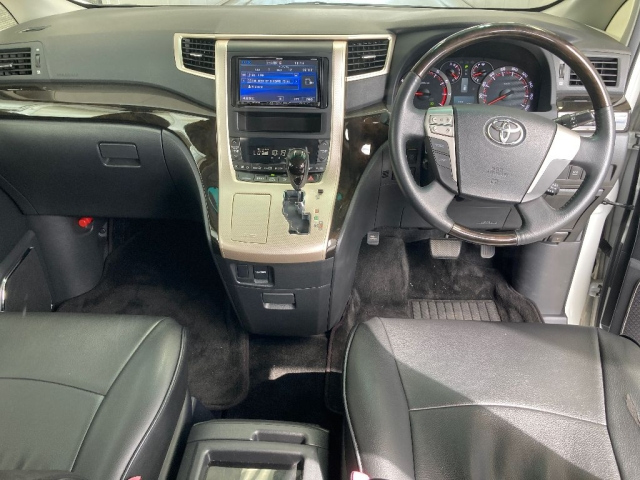 TOYOTA VELLFIRE 2013