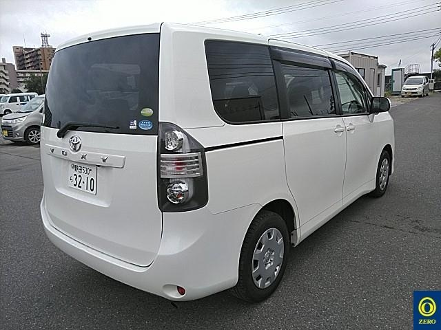 TOYOTA VOXY 2009