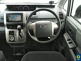 TOYOTA VOXY 2009