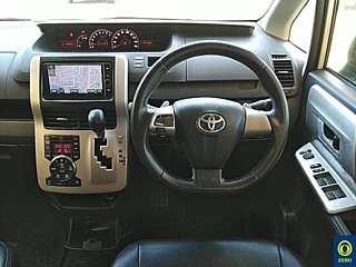 TOYOTA NOAH 2012