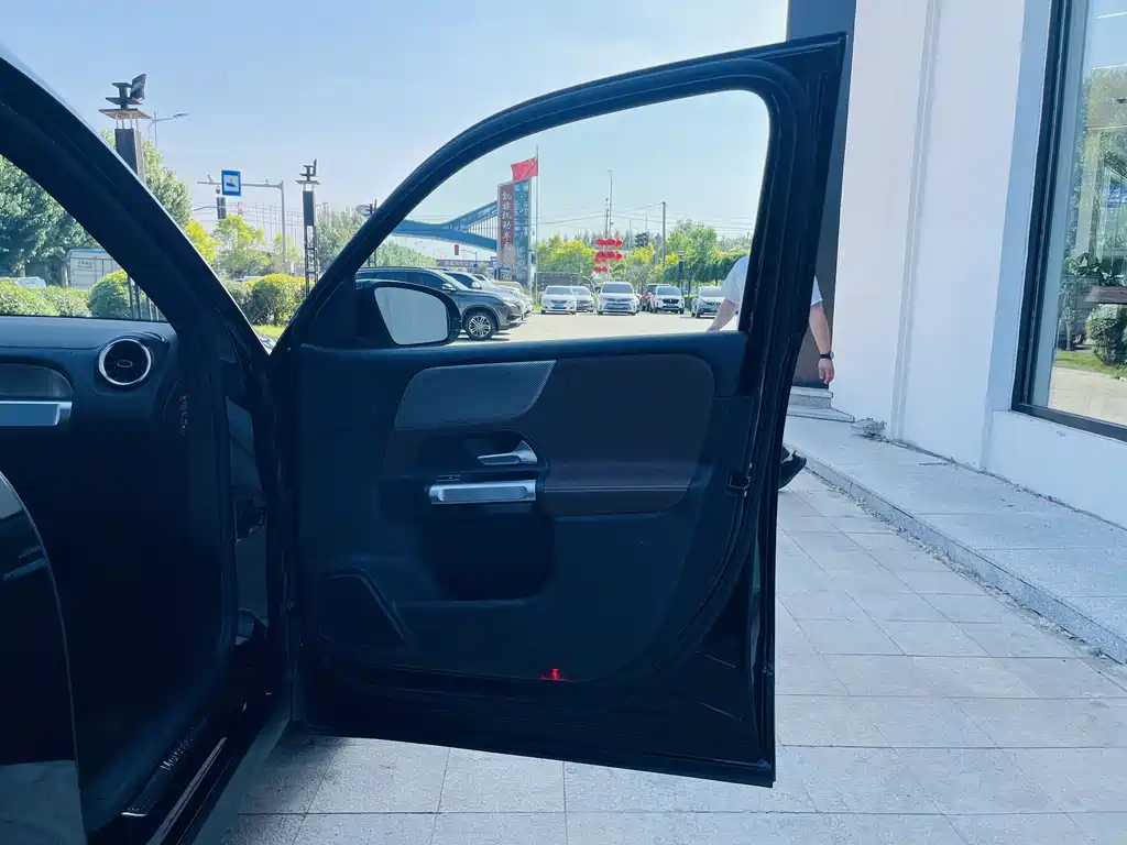 MERCEDES BENZ GLB 2024