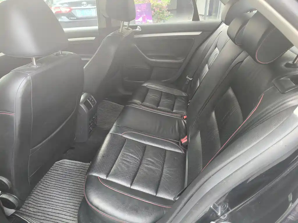 VOLKSWAGEN SAGITAR 2010