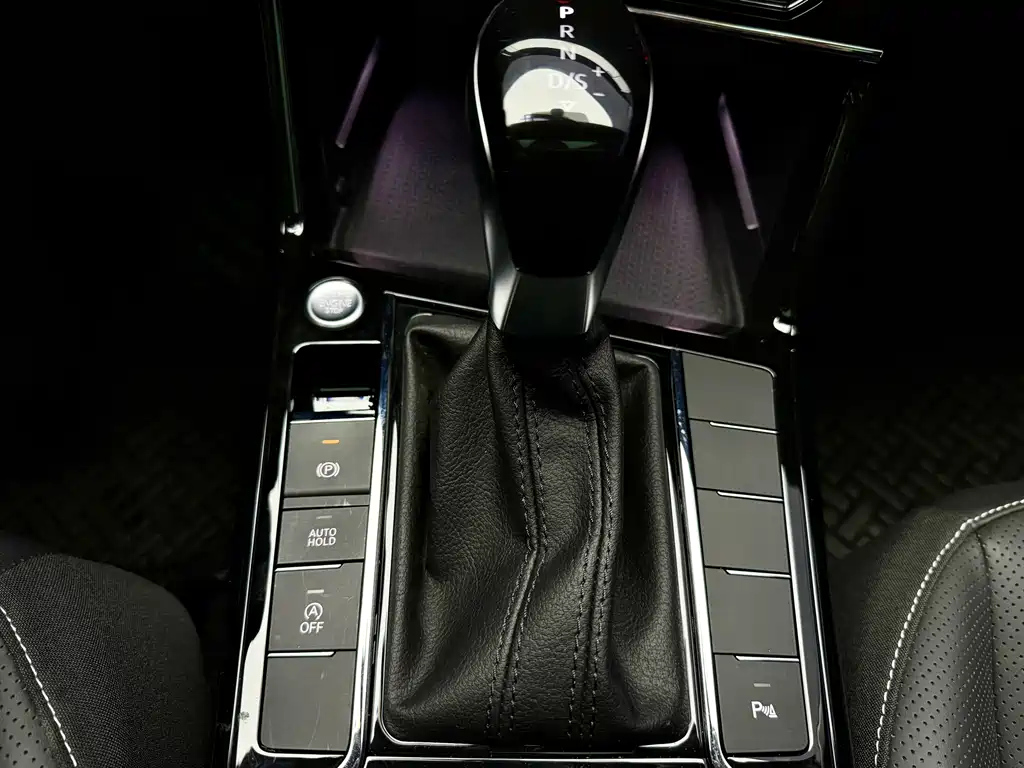 VOLKSWAGEN PASSAT 2023
