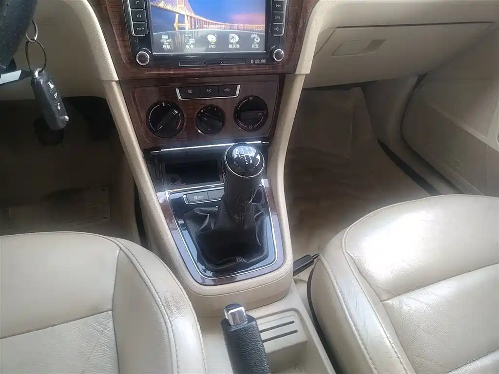 VOLKSWAGEN LAVIDA 2013