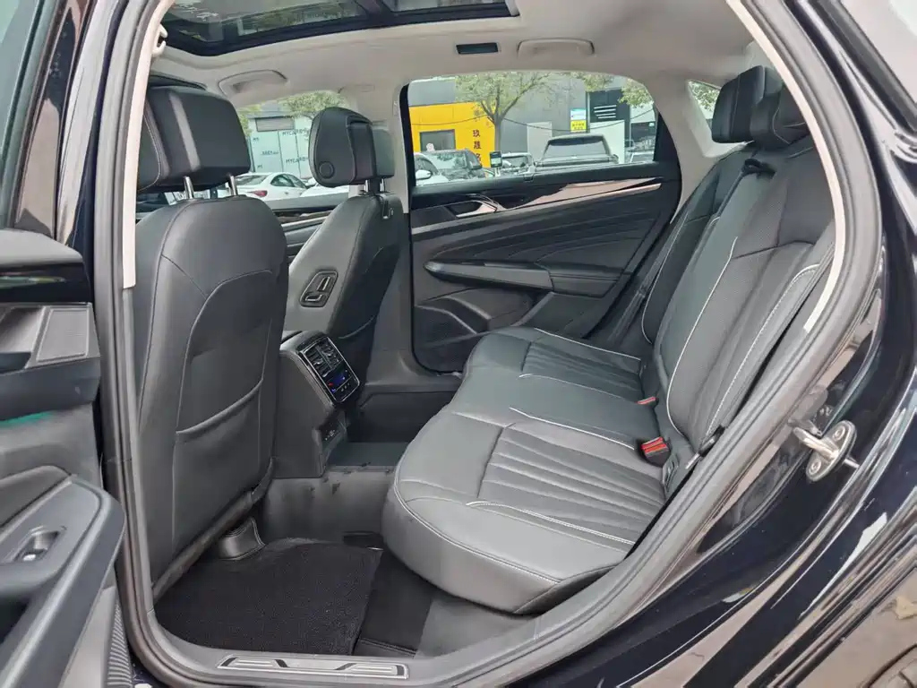 VOLKSWAGEN PASSAT 2024