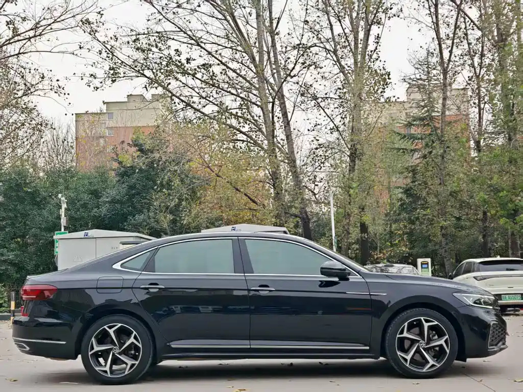 VOLKSWAGEN PASSAT 2024