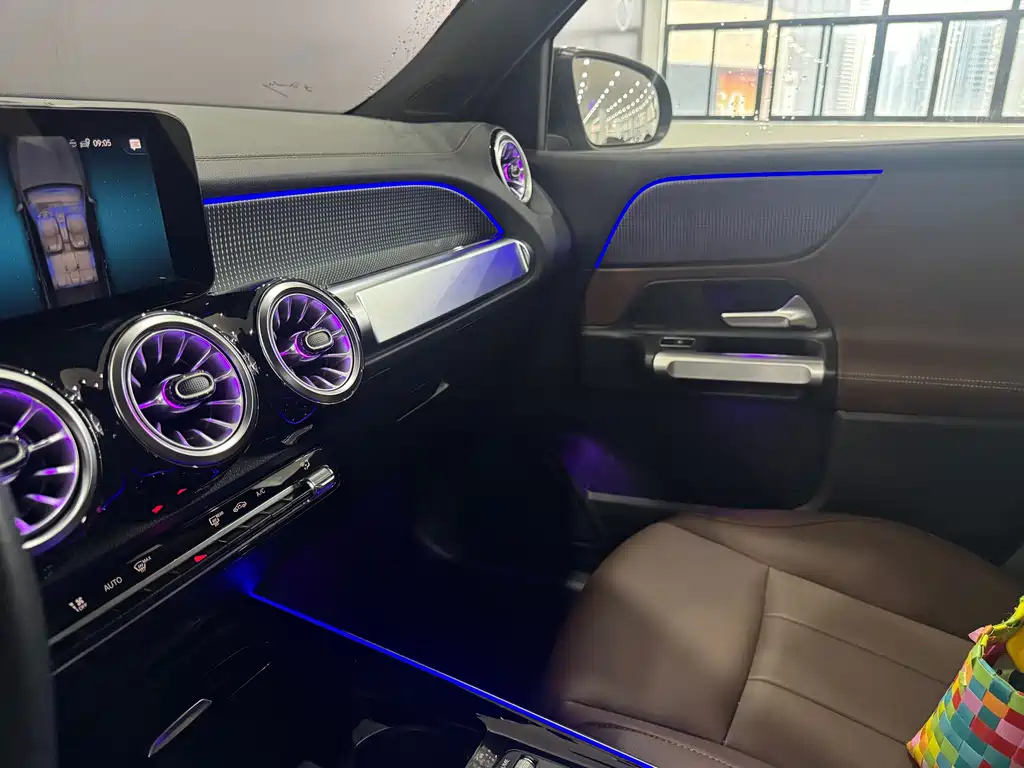 MERCEDES BENZ GLB 2023