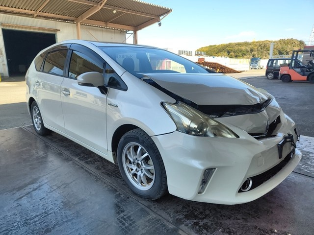 TOYOTA PRIUS ALPHA 2013
