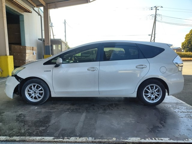 TOYOTA PRIUS ALPHA 2013