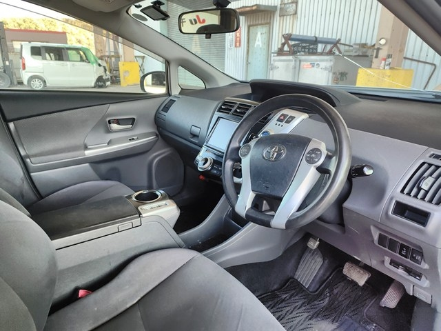 TOYOTA PRIUS ALPHA 2013