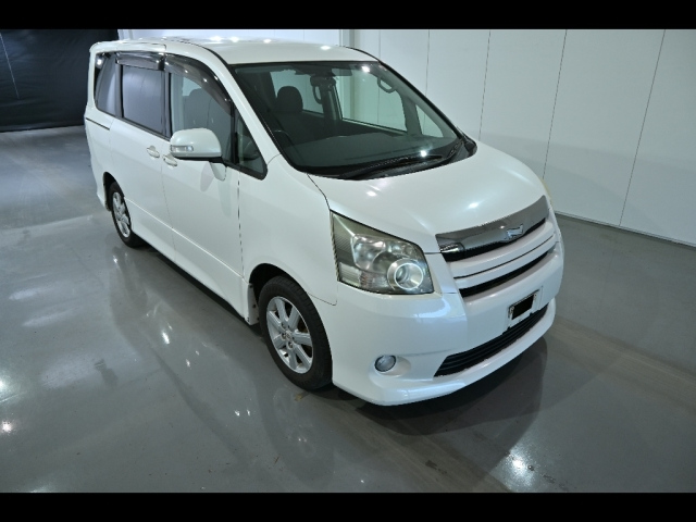 TOYOTA NOAH 2008