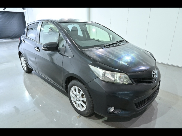 TOYOTA VITZ 2013