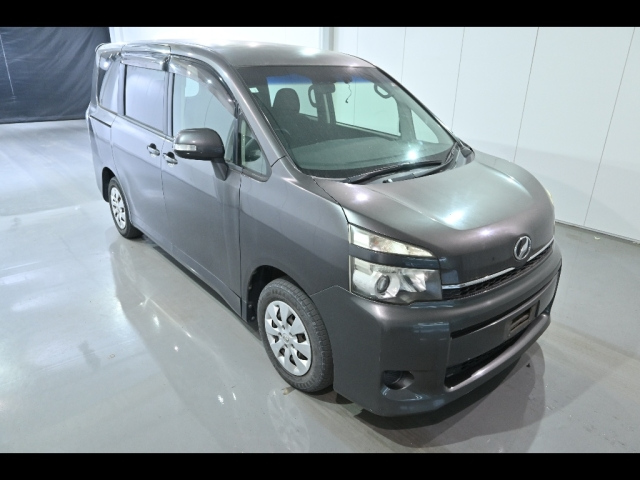 TOYOTA VOXY 2010