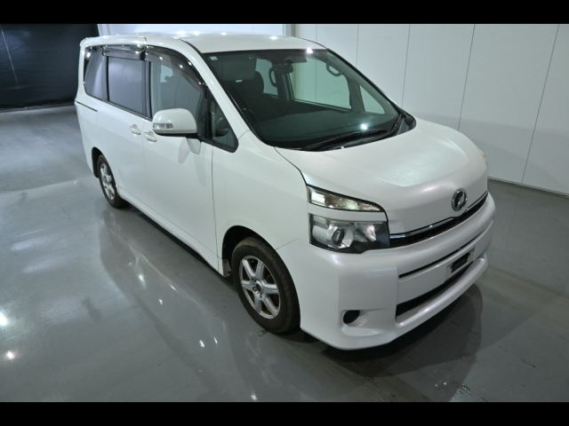 TOYOTA VOXY 2010