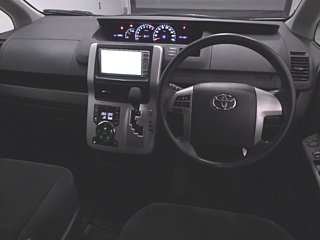 TOYOTA NOAH 2010